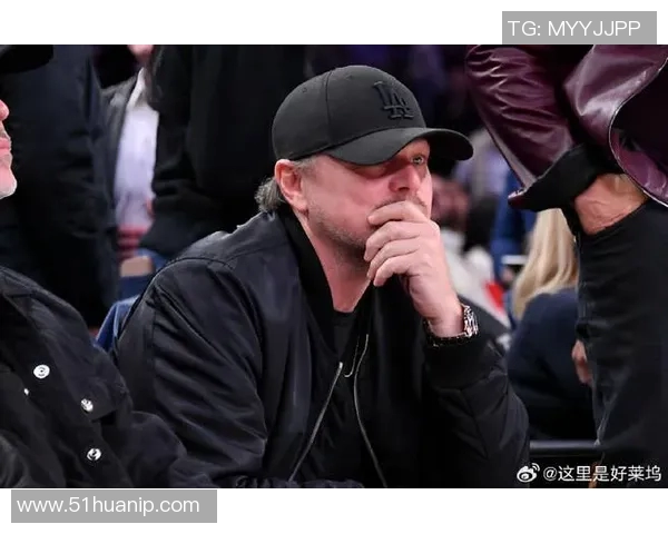 足球明星现身NBA赛场边观战引发球迷热议与互动盛况